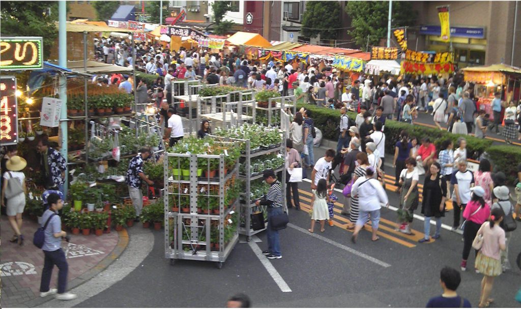 土日は昼の12時頃から、平日は17時頃から屋台が出始めて、夜21時半くらまで楽しめます。