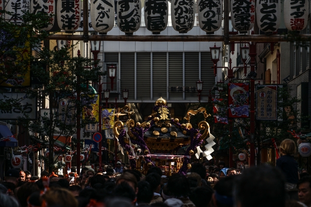 各町から神輿や囃子屋台が出され、芸妓連などが華々しく練り歩く。中でも約100基の町神輿が勢揃いする様子は壮観です。