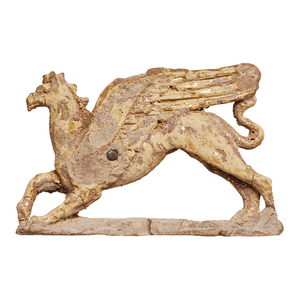 グリフィン像飾板ぞうかざりいた イタリア、タラント出土 前4世紀 谷村敬介氏寄贈 ライオンとワシの属性を合わせもつ「最強生物」であるグリフィンを表現し、護符として棺に取りつけた装飾板。
