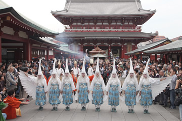  白鷺の舞 4月第2日曜日、5月三社祭、11月3日 昭和43年（1968）に明治100年記念（東京100年）行事として始められ、『浅草寺縁起』（寛文縁起）に描かれる「白鷺の舞」を再興した寺舞。鷺舞の神事は京都八坂神社が起源とされ、浅草寺の舞はその鷺舞を参考に、寺舞保存会によって演じられている。白鷺の装束をまとった踊子が舞い、武人、棒ふり、餌まき、楽人、守護童子などが、「白鷺の唱」を演奏しながら練り歩く。